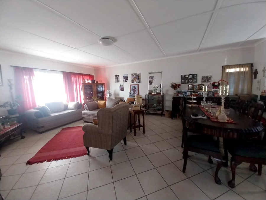 5 Bedroom Property for Sale in Rouxpark Western Cape